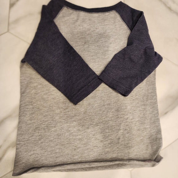 Boys London bus raglan style shirt ,gray mix with navy sleeves,sizing about a 5/ - Picture 3 of 3